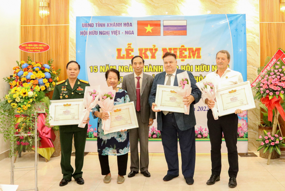 Ông Andrey Smirnov (ngoài cùng bên phải) nhận Bằng khen của Trung ương Hội Hữu nghị Việt -  Nga tại lễ kỷ niệm 15 năm thành lập Hội Hữu nghị Việt - Nga tỉnh Khánh Hòa
