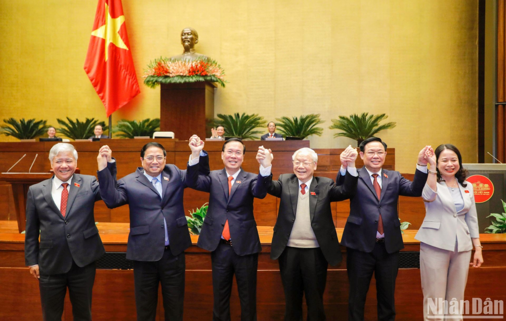 Руководители партии, государства и отечественного фронта СРВ поздравляют Президента Во Ван Тхыонга. Фото: газета Нянзан.