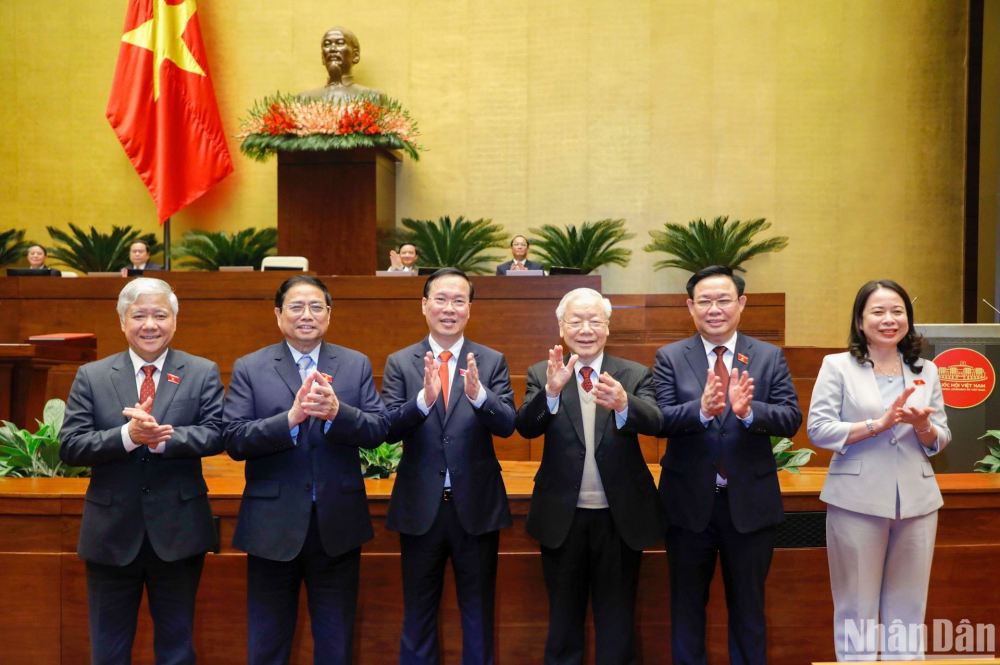 Lãnh đạo Đảng, Nhà nước, Mặt trận Tổ quốc Việt Nam chúc mừng, chụp ảnh kỷ niệm với tân Chủ tịch nước Võ Văn Thưởng.  Ảnh: Báo Nhân Dân