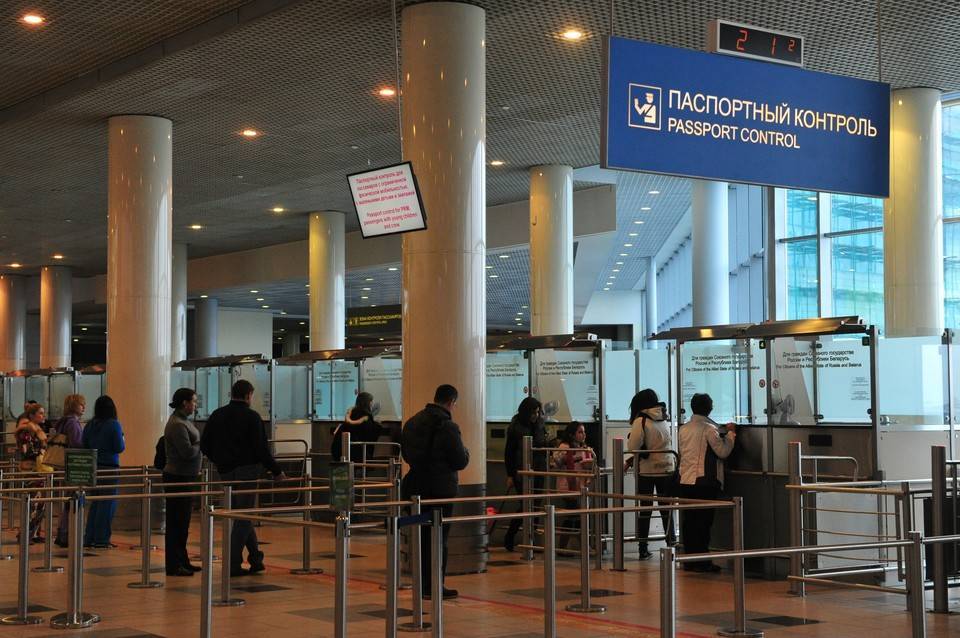 Kiểm tra hộ chiếu tại cửa khẩu trong sân bay Domodedovo ở Moskva