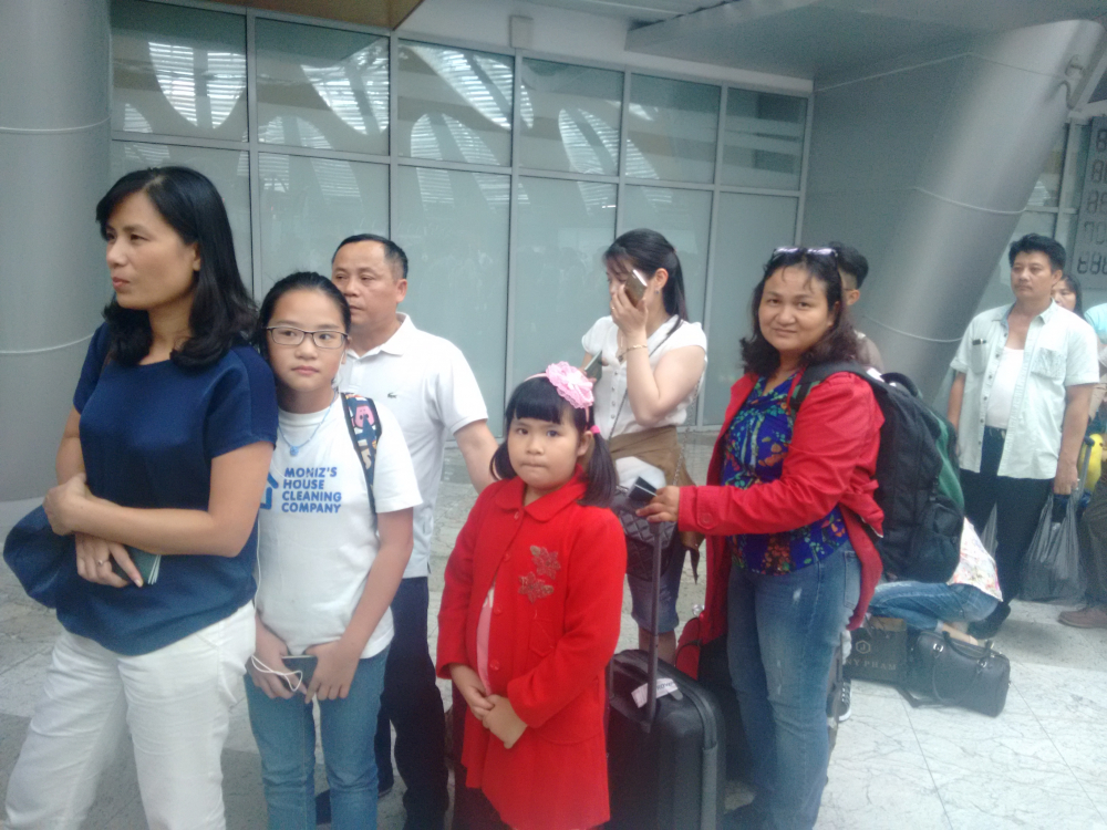 Đoàn đại biểu Hội Hữu nghị Việt - Nga (cán bộ Hội và các hoạ sĩ nhỏ tuổi đạt Giải Lớn cuộc thi vẽ tranh) chờ làm thủ tục nhập cảnh tại sân bay Domodedovo, Moskva.