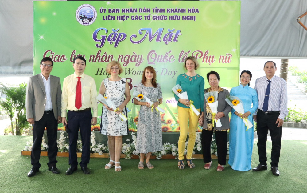 Bà Nguyễn Thị Thu Thanh - Chủ tịch Hội Hữu nghị Việt - Nga tỉnh Khánh Hoà (thứ ba từ phải sang), cùng các đại biểu chụp ảnh kỷ niệm với đại diện phụ nữ Nga tại Nha Trang.