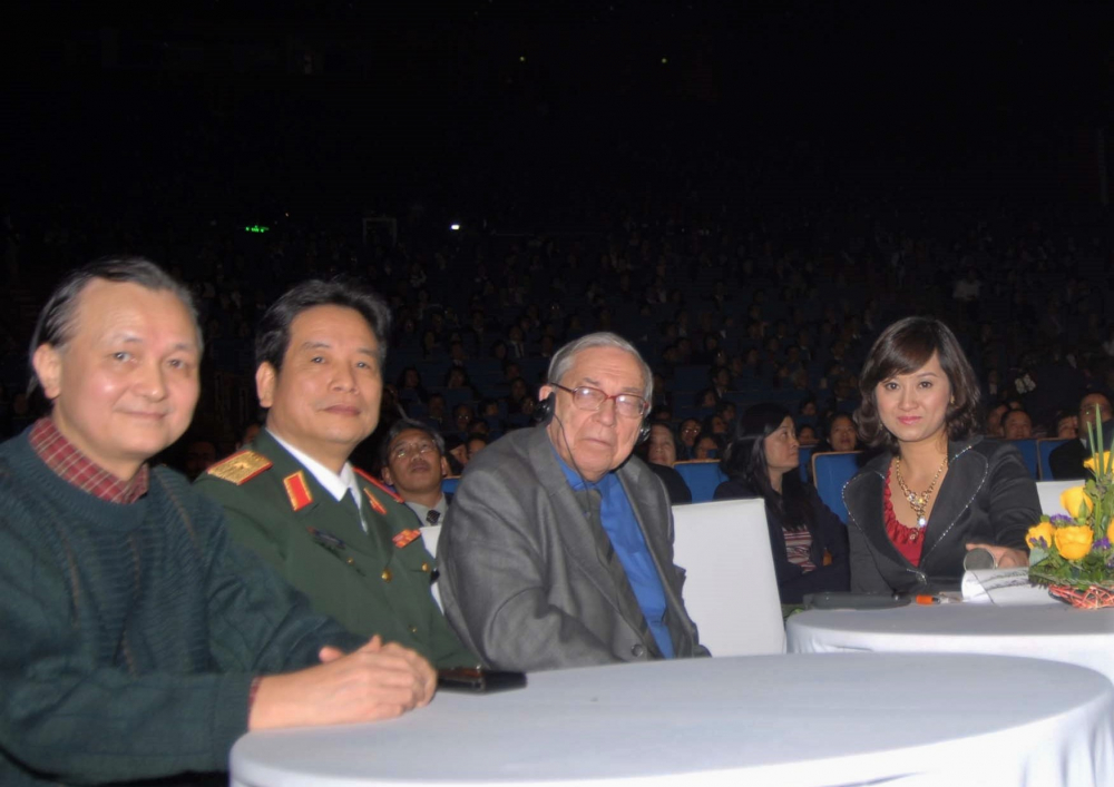 GS, TSKH Yasen Zasurski (thứ ba từ trái sang), Chủ tịch Khoa Báo chí ĐH Tổng hợp quốc gia Moskva mang tên M.V. Lomonosov, người thầy của nhiều nhà báo Việt Nam, tham dự chương trình 