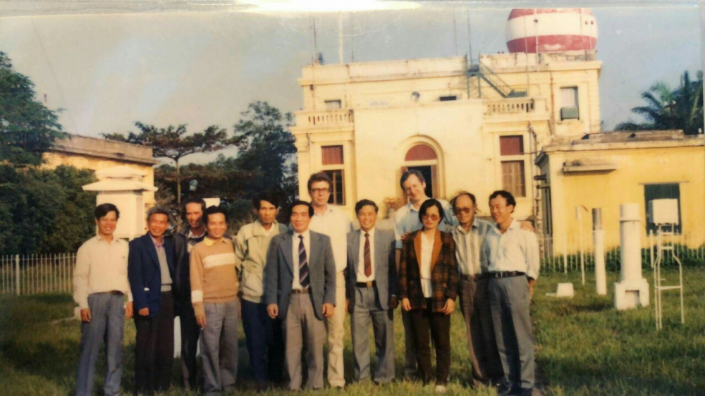 Ông Trần Duy Sơn (bìa phải) và các đồng nghiệp