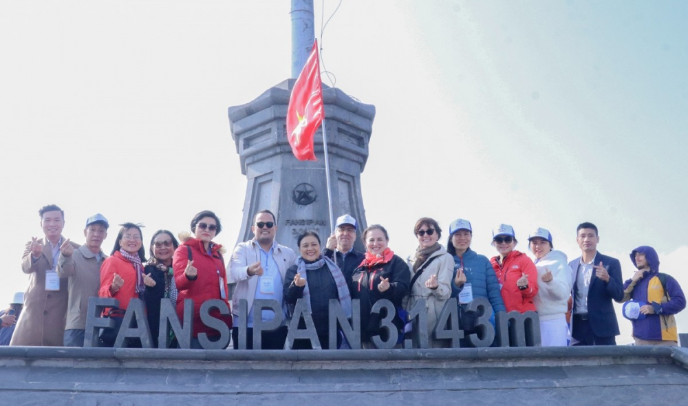 Các đại biểu tại đỉnh Fansipan