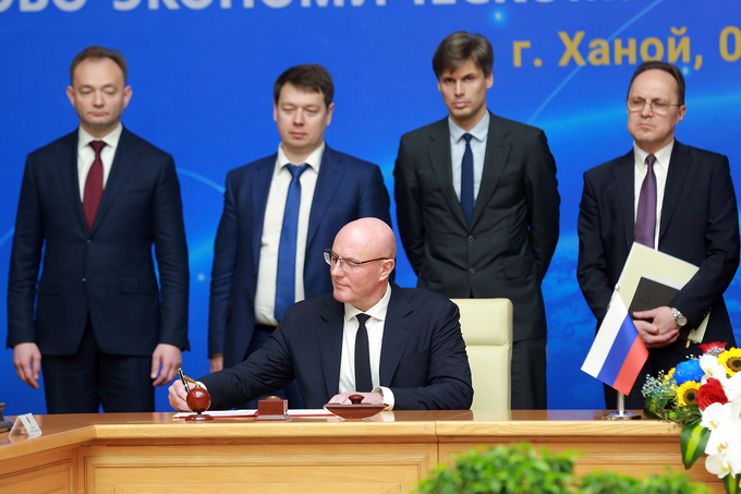 Phó Thủ tướng Chính phủ Nga Dmitry Chernyshenko ký biên bản Khóa họp