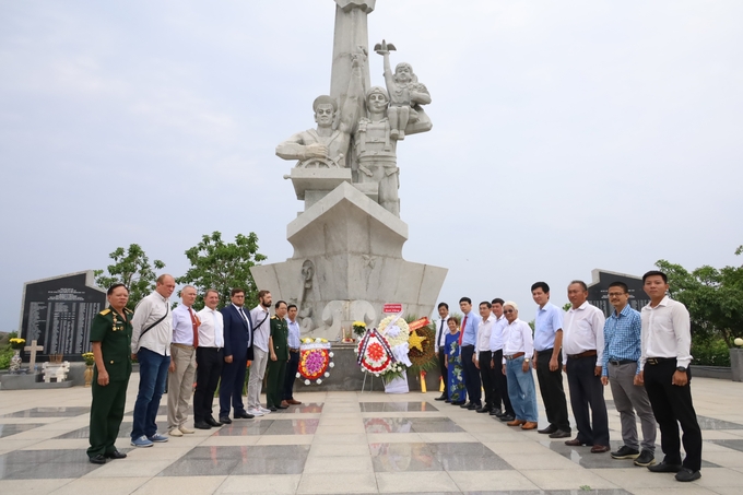 Các đại biểu Việt Nam và LB Nga chụp ảnh lưu niệm bên tượng đài ở TP Cam Ranh
