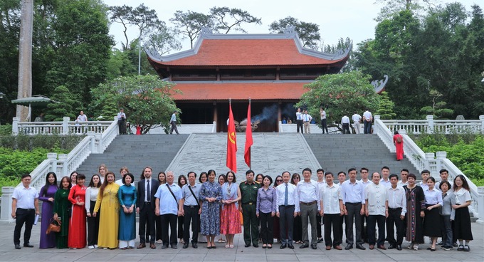 Các đại biểu Việt Nam và Nga chụp ảnh kỷ niệm trước Nhà tưởng niệm Bác Hồ