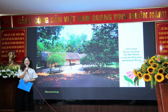 Sinh viên giới thiệu chuyên đề về cuộc đời hoạt động cách mạng của Chủ tịch Hồ Chí Minh