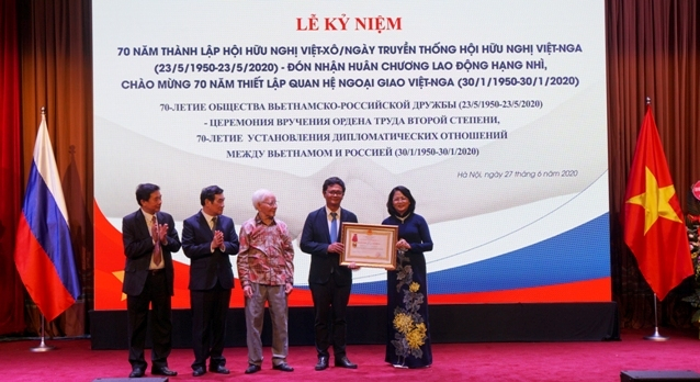 Phó Chủ tịch nước Đặng Thị Ngọc Thịnh trao Huân chương Lao động Hạng Nhì tặng Hội Hữu nghị Việt - Nga.  Ảnh: PHẠM TIẾN DŨNG