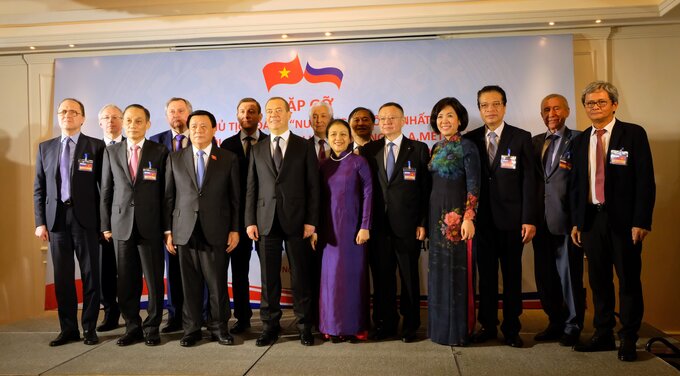 Các đại biểu Việt Nam và Nga tham dự cuộc gặp chụp ảnh kỷ niệm Ảnh: PHẠM TIẾN DŨNG