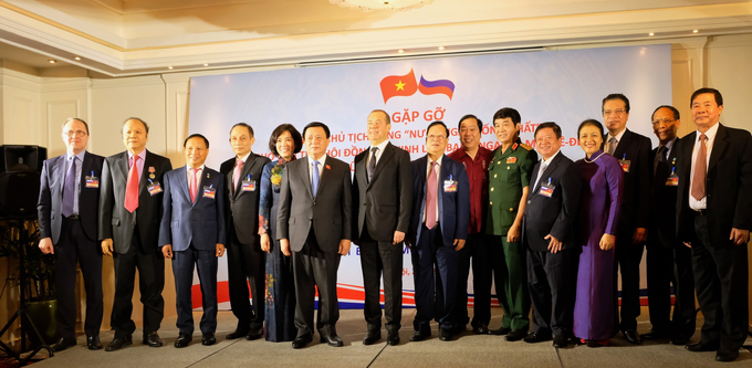 Các đại biểu Việt Nam và Nga tham dự cuộc gặp chụp ảnh kỷ niệm   Ảnh: PHẠM TIẾN DŨNG