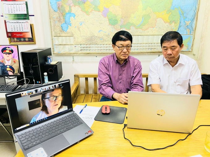 Phó Chủ tịch thường trực Hội Trịnh Quốc Khánh (bên phải) và Tổng thư ký Hội Nguyễn Đăng Phát tại đầu cầu Hà Nội của hội nghị trực tuyến