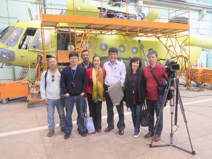 Các nhà báo Việt Nam, trong đó có Tổng biên tập tạp chí Bạch Dương, đến thăm một nhà máy chế tạo máy bay lên thẳng ở thành phố Kazan, LB Nga