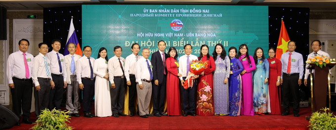 Các uỷ viên BCH Hội Hữu nghị Việt - Nga tỉnh Đồng Nai khoá II chụp ảnh lưu niệm với các đại biểu khách mời tham dự Đại hội