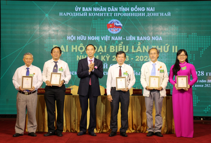 Phó Chủ tịch Hội Hữu nghị Việt - Nga Phạm Thư (áo sẫm) trao Kỷ niệm chương Hội Hữu nghị Việt - Nga tặng một số cá nhân có thành tích xuất sắc trong công tác hội