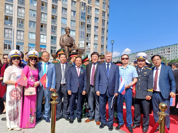 Các đại biểu chụp ảnh lưu niệm sau lễ khánh thành và dâng hoa tưởng nhớ Bác Hồ trong một ngày đáng ghi nhớ mối quan hệ hữu nghị, hợp tác Việt - Nga
