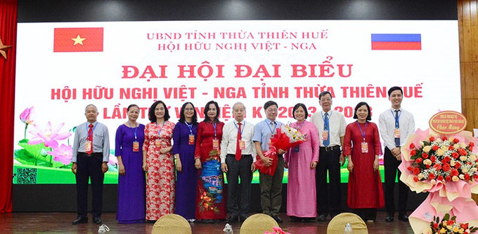 Nguyên Chủ tịch Hội, Phó Bí thư thường trực Tỉnh uỷ Phan Ngọc Thọ và Ban chấp hành Hội Hữu nghị Việt - Nga tỉnh Thừa Thiên - Huế khoá V