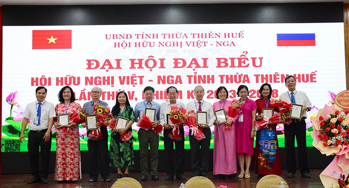Các cán bộ và hội viên Hội Hữu nghị Việt - Nga tỉnh Thừa Thiên - Huế có nhiều đóng góp vào hoạt động Hội trong nhiệm kỳ qua được tặng Kỷ niệm chương Hội Hữu nghị Việt - Nga