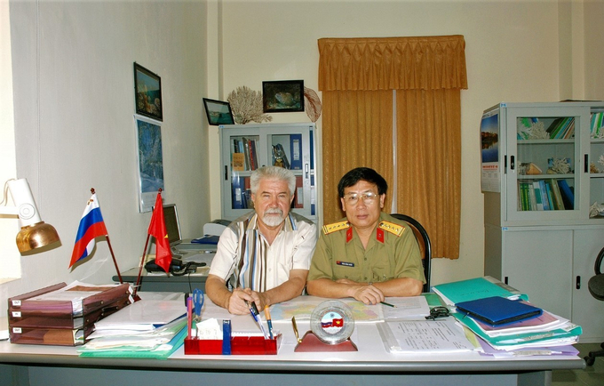 TS Nhezdoly và tác giả, Đại tá Trần Công Huấn - hai đồng Giám đốc Chi nhánh ven biển, Trung tâm Nhiệt đới Việt - Nga