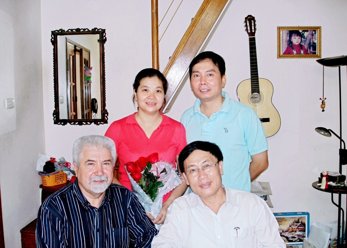 TS Nhezdoly và tác giả, Đại tá Trần Công Huấn, đến thăm gia đình bác sĩ Đoàn Thị Hồng Hoa tại nhà riêng, chụp ảnh kỷ niệm với vợ chồng bác sĩ (đứng ở hàng sau)