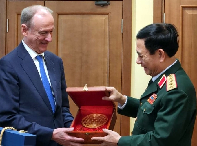 Đại tướng Phan Văn Giang trao quà lưu niệm tặng Đại tướng Nikolai Patrushev. (Ảnh: Báo Quân đội nhân dân)