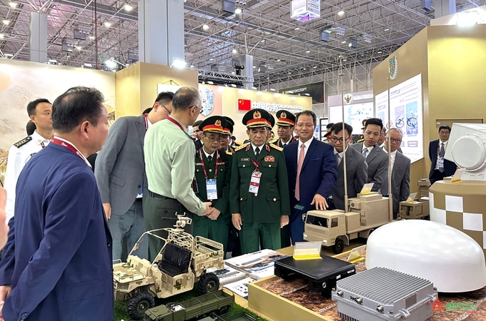 Đại tướng Phan Văn Giang thăm gian trưng bày của Trung Quốc tại Army 2023. (Ảnh: Báo Quân đội nhân dân)