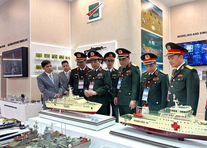 Đại tướng Phan Văn Giang thăm gian trưng bày của Việt Nam tại Army 2023. (Ảnh: Báo Quân đội nhân dân)
