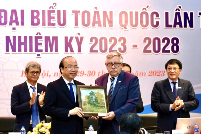 Ông P. Yu. Tsvetov trao cho ông Phan Chí Hiếu, Chủ tịch Hội Hữu nghị Việt - Nga, bức tranh Mùa thu Nga tặng Hội Hữu nghị Việt - Nga