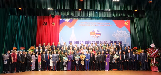 Phó Thủ tướng Trần Hồng Hà và các vị khách mời của Đại hội chụp ảnh lưu niệm với Ban chấp hành Trung ương Hội Hữu nghị Việt - Nga khóa VI