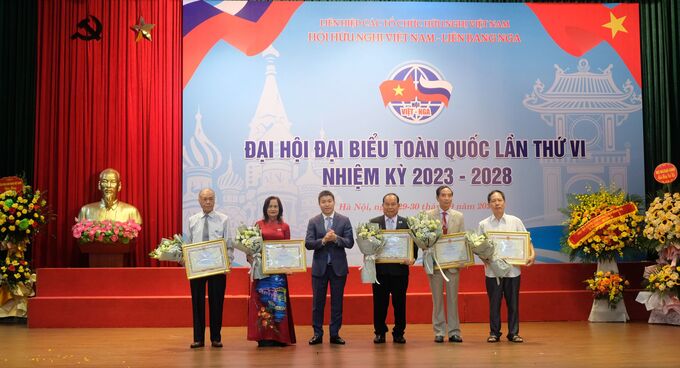 Ông Phan Anh Sơn trao Bằng khen của Liên hiệp hữu nghị tặng cán bộ, hội viên Hội Hữu nghị Việt - Nga