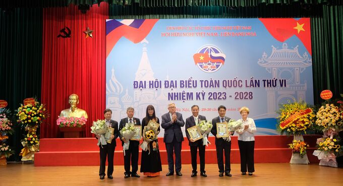 Ông P. Yu. Tsvetov trao Kỷ niệm chương của Hội Hữu nghị Nga - Việt tặng cán bộ, hội viên Hội Hữu nghị Việt - Nga