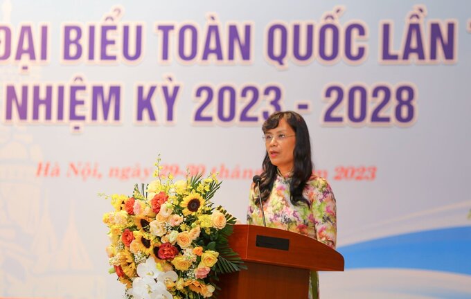 Đại biểu Nguyễn Thị Thu Đạt, Giám đốc Phân viện Pushkin Hà Nội, phát biểu tham luận tại Đại hội