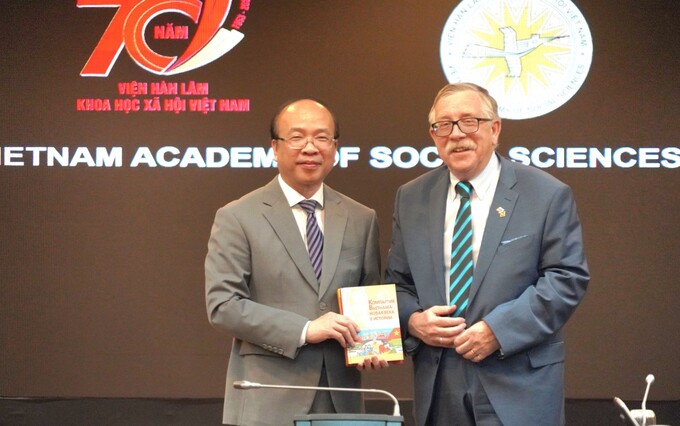 Ông P. Yu. Tsvetov tặng sách Chủ tịch Viện Hàn lâm KHXH Việt Nam, Chủ tịch Hội Hữu nghị Việt - Nga
