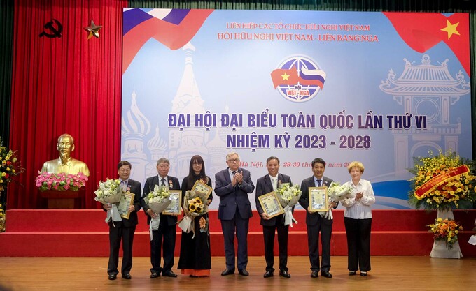 Ông P.Yu. Tsvetov trao Kỷ niệm chương của Hội Hữu nghị Nga - Việt tặng một số cán bộ Hội Hữu nghị Việt - Nga