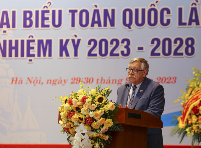 Ông P. Yu. Tsvetov, Phó Chủ tịch thứ nhất Hội Hữu nghị Nga - Việt, trưởng đoàn đại biểu Hội Nga - Việt, phát biểu chào mừng Đại hội VI