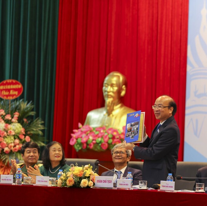 Chủ tịch Hội Hữu nghị Việt - Nga Phan Chí Hiếu giới thiệu với Đại hội thư chúc mừng của Hội Hữu nghị Nga - Việt mà trưởng đoàn đại biểu Hội Nga - Việt trao cho ông tại hội trường Đại hội