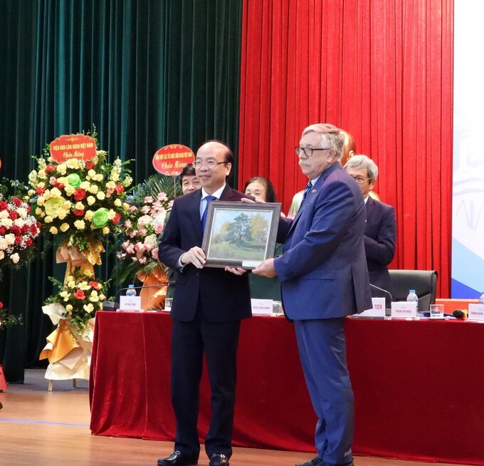 Ông P. Yu. Tsvetov trao cho Chủ tịch Phan Chí Hiếu bức tranh 