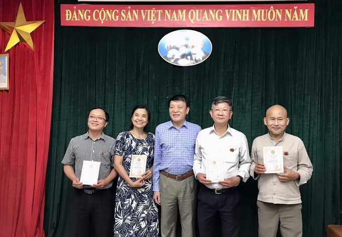 Hai ảnh trên: Phó Chủ tịch kiêm Tổng thư ký Hội Hữu nghị Việt - Nga trao Kỷ niệm chương của Hội tặng bốn hội viên Chi hội MGU