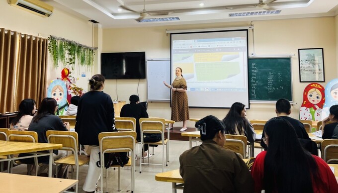 Преподаватель Людмила Аладышкина в Институте иностранных языков при Данангском университете 