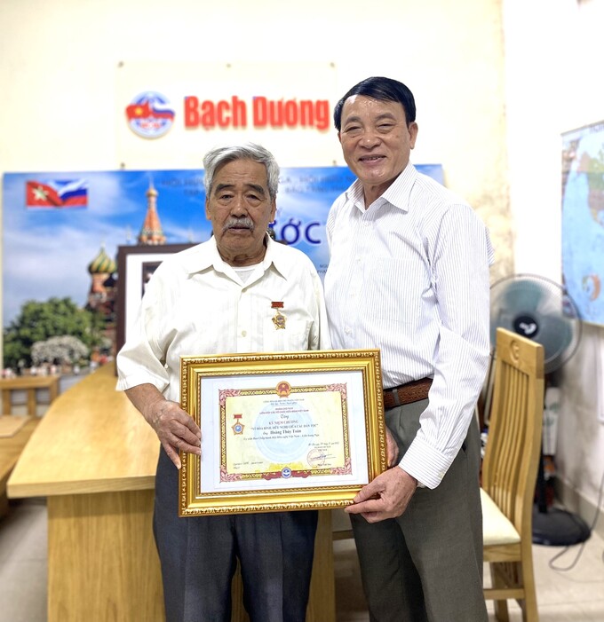 Ông Nguyễn Đăng Phát trao Kỷ niêm chương của Liên hiệp hữu nghị Việt Nam tặng ông Hoàng Thuý Toàn
