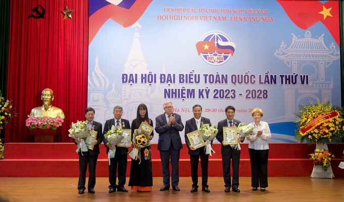Ông P. Yu. Tsvetov trao Kỷ niệm chương Hội Hữu nghị Nga - Việt tặng các cán bộ Hội Hữu nghị Việt - Nga