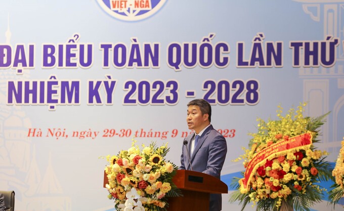 Ông Phan Anh Sơn, Chủ tịch Liên hiệp các tổ chức hữu nghị Việt Nam, phát biểu tại Đại hội VI