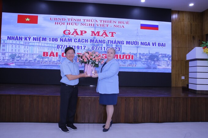 Bà Mizonova Maria Georgievna - Tổng lãnh sự Nga tại thành phố Đà Nẵng, trao tặng hoa chúc mừng cuộc gặp mặt tới ông Châu Đình Nguyên - Chủ tịch Hội Hữu nghị Việt - Nga tỉnh Thừa Thiên - Huế.