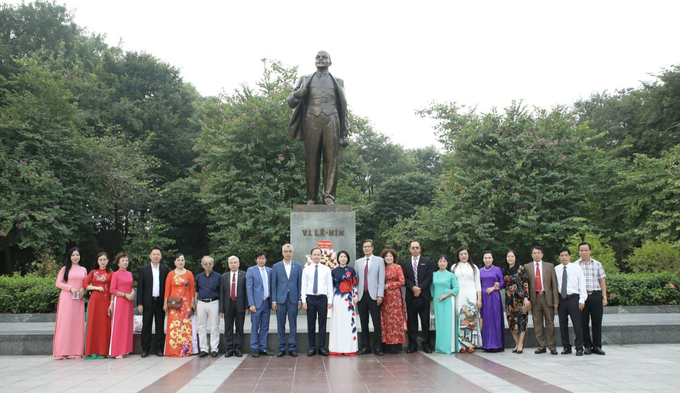 Đoàn đại biểu Hội Việt - Nga thành phố Hà Nội chụp ảnh kỷ niệm sau lễ dâng hoa tưởng niệm V.I. Lê-nin