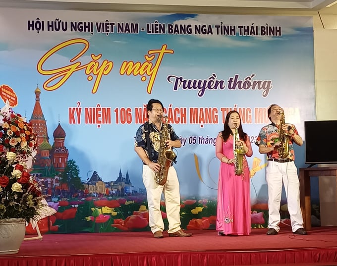 Tiết mục văn nghệ trong cuộc gặp mặt truyền thống của Hội Hữu nghị Việt - Nga tỉnh Thái Bình