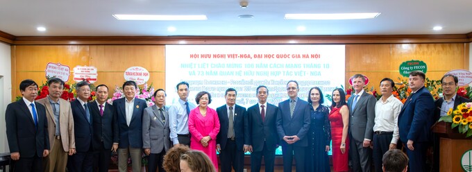 Các đại biểu tham dự cuộc gặp gỡ của Chi hội Đại học quốc gia Hà Nội