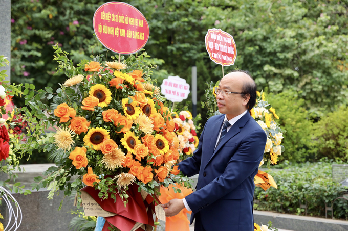 Ông Phan Chí Hiếu, Chủ tịch Hội Hữu nghị Việt - Nga, trong lễ dâng hoa tưởng niệm V.I. Lênin