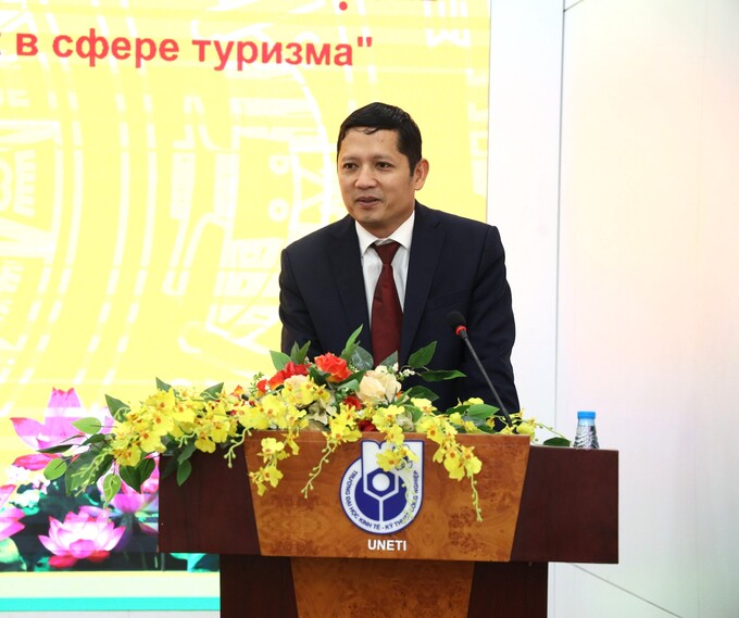 Ông Nguyễn Quốc Hùng – Giám đốc Quỹ thúc đẩy hợp tác Nga – Việt “Truyền thống và Hữu nghị”, phát biểu tại lễ bế giảng