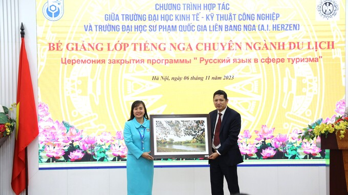 Ông Nguyễn Quốc Hùng – Giám đốc Quỹ thúc đẩy hợp tác Nga – Việt “Truyền thống và Hữu nghị”, trao tặng TS Phạm Thị Thu Hoài bức ảnh Mùa thu Nga